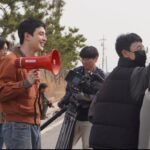Yu Jung Woo Instagram - 한동안 제가 안보여서 뭘 하나 궁금하셨나요? 저도 제가 뭘 하는 사람인가 고민을 해보았습니다. 일단 많이 아팠습니다. 몸도, 마음도. 지금은 뭐 많이 좋아졌구요... 그동안 하고싶었던 걸 했습니다. 일단은 푹 셨어요. 일도 오디션도 아무것도 생각하지 않았구요. 피로하게 사람들을 만나지도 않았어요. 책도 많이 읽고, 영화도 보고, 산책도 하고. 그리고 또 연출도 하나 했네요. 4년전에 써놨던 시나리오로요. 이게 될까... 싶었던게 벌써 촬영을 끝내고 후반작업을 바라보고 있네요. 연기와 연출을 동시에 하려니 힘들어 죽는 줄 알았습니다. 그럼에도 해냈고, 이겨냈습니다. 막연했지만, 꿈같은 시간이었어요. 그리고 너무 좋았습니다. 그리고, 세상은 혼자 사는게 아니었네요. 건강을 잃었을 때 가족들과 친구들의 위로에서부터, 처음으로 시작한 감독이라는 직업에 한걸음에 도와준 사람들까지. 저 혼자한건 아무것도 없습니다. 모두모두 고마워요. 휴. 이제 기운차리고 다시 시작해야죠. 다.