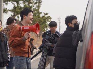 Kim Sung Hyun Instagram - 한동안 제가 안보여서 뭘 하나 궁금하셨나요? 저도 제가 뭘 하는 사람인가 고민을 해보았습니다. 일단 많이 아팠습니다. 몸도, 마음도. 지금은 뭐 많이 좋아졌구요... 그동안 하고싶었던 걸 했습니다. 일단은 푹 셨어요. 일도 오디션도 아무것도 생각하지 않았구요. 피로하게 사람들을 만나지도 않았어요. 책도 많이 읽고, 영화도 보고, 산책도 하고. 그리고 또 연출도 하나 했네요. 4년전에 써놨던 시나리오로요. 이게 될까... 싶었던게 벌써 촬영을 끝내고 후반작업을 바라보고 있네요. 연기와 연출을 동시에 하려니 힘들어 죽는 줄 알았습니다. 그럼에도 해냈고, 이겨냈습니다. 막연했지만, 꿈같은 시간이었어요. 그리고 너무 좋았습니다. 그리고, 세상은 혼자 사는게 아니었네요. 건강을 잃었을 때 가족들과 친구들의 위로에서부터, 처음으로 시작한 감독이라는 직업에 한걸음에 도와준 사람들까지. 저 혼자한건 아무것도 없습니다. 모두모두 고마워요. 휴. 이제 기운차리고 다시 시작해야죠. 다.