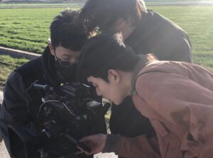 Kim Sung Hyun Instagram - 한동안 제가 안보여서 뭘 하나 궁금하셨나요? 저도 제가 뭘 하는 사람인가 고민을 해보았습니다. 일단 많이 아팠습니다. 몸도, 마음도. 지금은 뭐 많이 좋아졌구요... 그동안 하고싶었던 걸 했습니다. 일단은 푹 셨어요. 일도 오디션도 아무것도 생각하지 않았구요. 피로하게 사람들을 만나지도 않았어요. 책도 많이 읽고, 영화도 보고, 산책도 하고. 그리고 또 연출도 하나 했네요. 4년전에 써놨던 시나리오로요. 이게 될까... 싶었던게 벌써 촬영을 끝내고 후반작업을 바라보고 있네요. 연기와 연출을 동시에 하려니 힘들어 죽는 줄 알았습니다. 그럼에도 해냈고, 이겨냈습니다. 막연했지만, 꿈같은 시간이었어요. 그리고 너무 좋았습니다. 그리고, 세상은 혼자 사는게 아니었네요. 건강을 잃었을 때 가족들과 친구들의 위로에서부터, 처음으로 시작한 감독이라는 직업에 한걸음에 도와준 사람들까지. 저 혼자한건 아무것도 없습니다. 모두모두 고마워요. 휴. 이제 기운차리고 다시 시작해야죠. 다.
