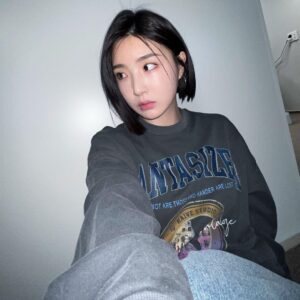 Yu Na Instagram - 아무에게도 예고하지 않은... 서프라이즈 싹둑 .,💇🏻‍♀️..