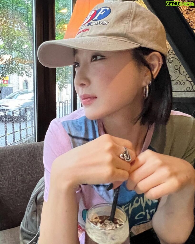 Yu Na Instagram - : 반가운 만남,귀여운 반지,설레는 입 🌈