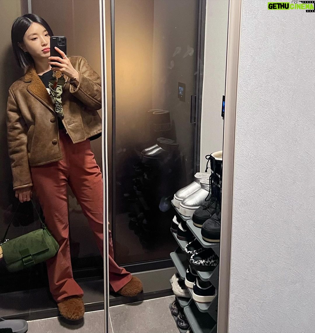 Yu Na Instagram - 플리마켓 한 날 1.🎄느낌으로 옷을 입어봄 2.크리스마스라고 레드여야하나요! 3.수진&희진 함께 해줘서 고마오 🫶🏻 4.꽤나 열심히 준비한 것...❤️🔥 5.집에 오자마자 당 채워주는 중 6.집에 올때는 캐리어가 가벼워질 줄 알았지만 오히려 많은 산타에게 선물 받아서 온 날 ....💚🩷 다들 메리크리스마스 🎄즐거웠고 또 좋은 시간 만들어보도록 노력할게 !