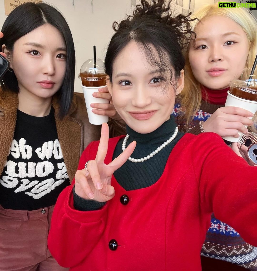 Yu Na Instagram - 플리마켓 한 날 1.🎄느낌으로 옷을 입어봄 2.크리스마스라고 레드여야하나요! 3.수진&희진 함께 해줘서 고마오 🫶🏻 4.꽤나 열심히 준비한 것...❤️🔥 5.집에 오자마자 당 채워주는 중 6.집에 올때는 캐리어가 가벼워질 줄 알았지만 오히려 많은 산타에게 선물 받아서 온 날 ....💚🩷 다들 메리크리스마스 🎄즐거웠고 또 좋은 시간 만들어보도록 노력할게 !