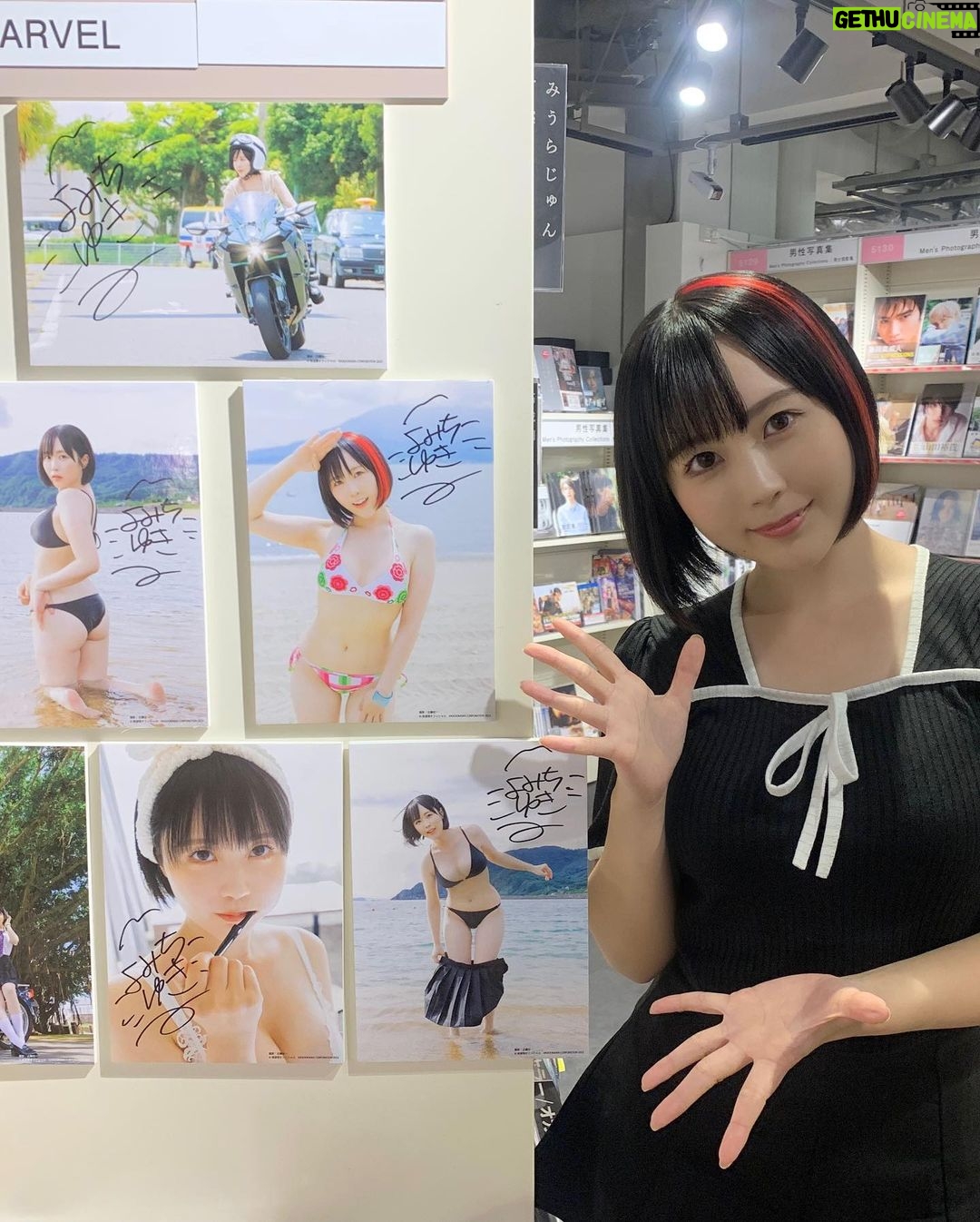 Yuki Yomichi Instagram - 今日は夜道雪2nd写真集こいしき リリースイベントでした! 全国から会いに来てくれて、、 中には私の担当したキャラクターのコスプレをしてきてくれた子まで✨ みんなの写真集を見た時の反応とか、緊張してる姿とかすごく可愛くて癒された一日でした😏 明日はナップス相模原店でイベント! ぜひ会いに来てくださいなー! #写真好きな人と繋がりたい #ポートレート #声優 #youtuber #ファインダー越しの私の世界 #ポートレート女子 #オフショット #バイク女子 #バイク好きな人と繋がりたい #バイク #ライダー #バイク乗りと繋がりたい #車 #車乗りと繋がりたい #車好きな人と繋がりたい #車好き グラビア #グラビアアイドル #グラビア撮影
