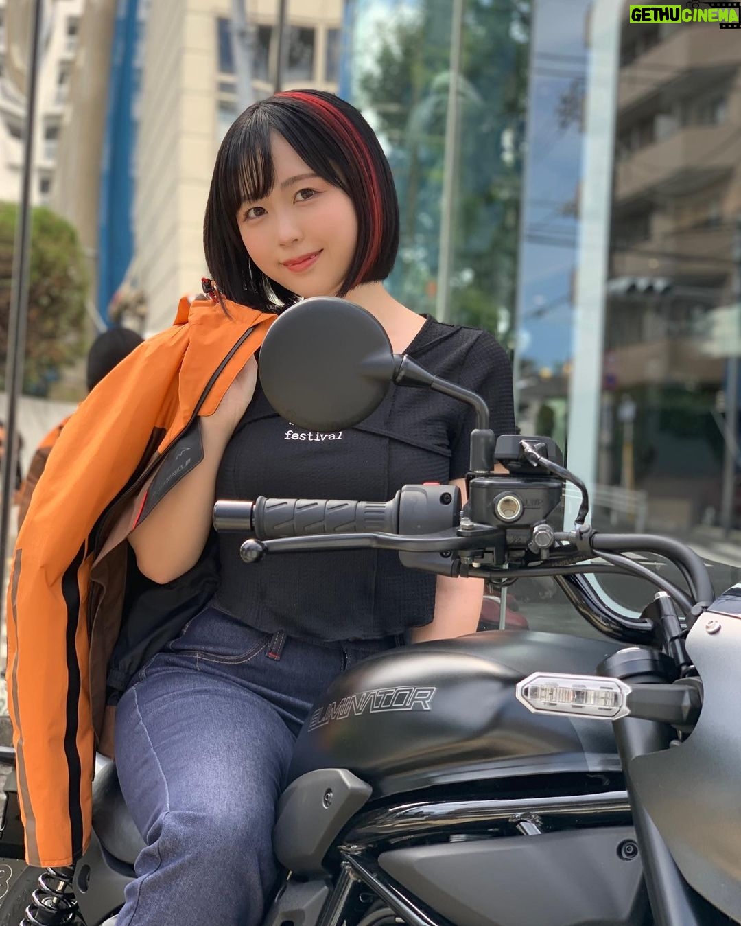 Yuki Yomichi Instagram - カワサキプラザに潜入❗️ #motocoto #写真好きな人と繋がりたい #ポートレート #声優 #youtuber #ファインダー越しの私の世界 #ポートレート女子 #オフショット #バイク女子 #バイク好きな人と繋がりたい #バイク #ライダー #バイク乗りと繋がりたい #車 #車乗りと繋がりたい #車好きな人と繋がりたい #車好き グラビア #グラビアアイドル #グラビア撮影 #カワサキ #カワサキバイク #カワサキ女子 #エリミネーター #kawasaki #エリミネーター400 #motocoto