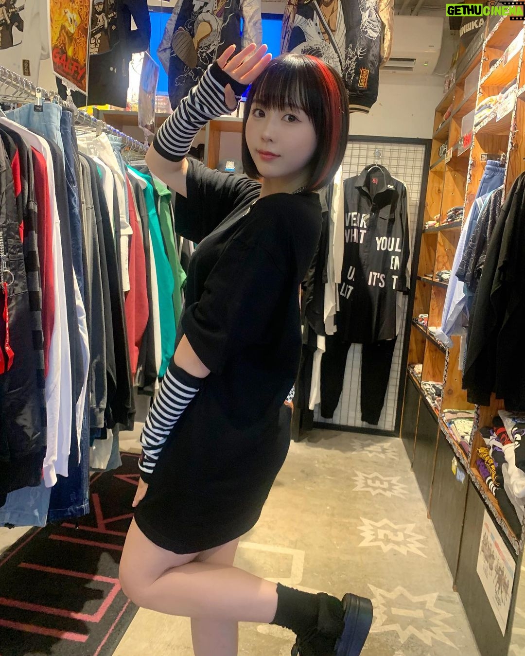 Yuki Yomichi Instagram - 本日は ゲキクロにて一日店長イベでした❤️ ご来店ありがとございましたッ!✨ きょうも暑かったねー☀️ #写真好きな人と繋がりたい #ポートレート #声優 #youtuber #ファインダー越しの私の世界 #ポートレート女子 #オフショット #バイク女子 #バイク好きな人と繋がりたい #バイク #ライダー #バイク乗りと繋がりたい #ゲキクロ #激ロック #ゲキロッククロージング #コラボ #渋谷 #アパレル #ロックファッション #パンクファッション #一日店長