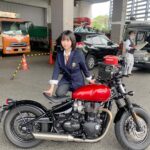 Yuki Yomichi Instagram – 英国風ファッション🇬🇧
せっかく着せてもらったけど、なんか学生服にも見える！
お昼ご飯はアメリカな感じ！
顔は大日本帝国って感じ！

#写真好きな人と繋がりたい #ポートレート #声優 #youtuber #ファインダー越しの私の世界 #ポートレート女子 #オフショット  #バイク女子 #バイク好きな人と繋がりたい #バイク #ライダー #バイク乗りと繋がりたい #トライアンフ #triumph #triumphbobber