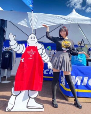 Yuki Yomichi Instagram - 遅くなりましたが…

#MotoGP 日本GP
昨日はプラクティスの初日でした✨

わたくしは Motoステージにて場内ナビゲーターをしておりました！
決勝まで一緒に選手を応援しましょうね！

プラクティスの時点で迫力が凄すぎる！

今日明日の、予選、スプリント、決勝を楽しみましょう☺️

#motogp #motogp2023
#motogp_jp #モビリティリゾートもてぎ #もてぎ #写真好きな人と繋がりたい #ポートレート #声優 #youtuber #ファインダー越しの私の世界 #ポートレート女子 #オフショット  #バイク女子 #バイク好きな人と繋がりたい #バイク #ライダー #バイク乗りと繋がりたい #車 #車乗りと繋がりたい #車好きな人と繋がりたい #車好き グラビア