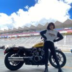 Yuki Yomichi Instagram - ブルースカイヘブン、きてくださった皆様、本当にありがとうございました😭✨ 一緒に走れて写真を撮って話して本当に楽しかったです❤️ 富士は本当に良いコースだ‼️ #ブルスカ2023 #ブルスカ #ブルースカイヘブン #富士スピードウェイ #写真好きな人と繋がりたい #ポートレート #声優 #youtuber #ファインダー越しの私の世界 #ポートレート女子 #オフショット #バイク女子 #バイク好きな人と繋がりたい #バイク #ライダー #バイク乗りと繋がりたい #ハーレー #ハーレー女子 #ハーレーダビッドソン #富士スピードウェイ