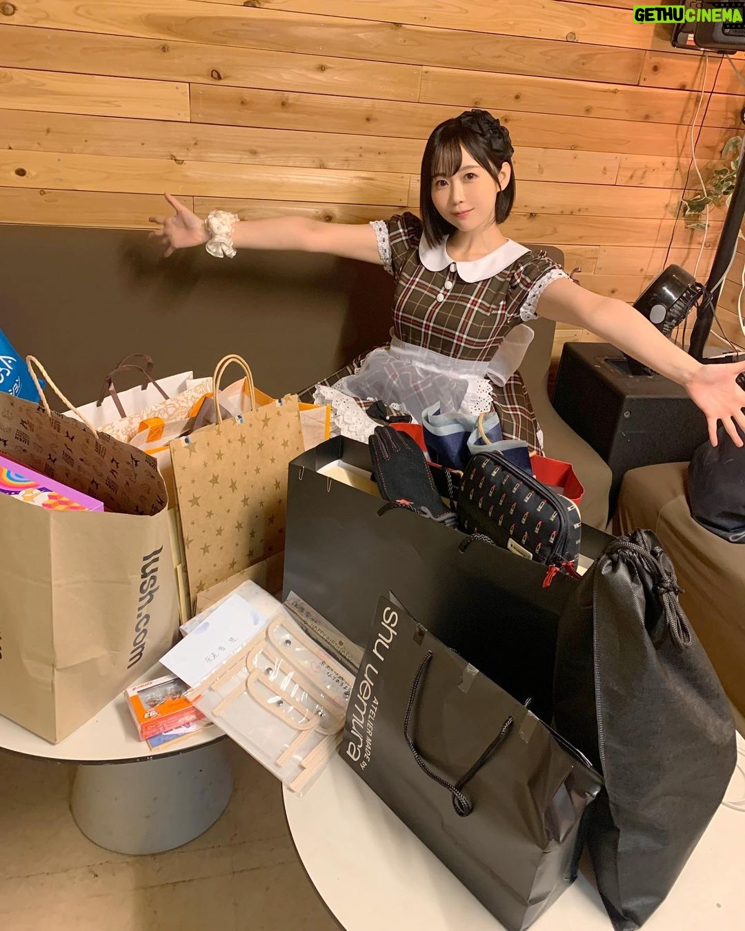 Yuki Yomichi Instagram - 夜道雪バースデーイベント 平日の開催でしたが、満員御礼。 今年もご参加いただきありがとうございました💕 14歳で活動を始めて早9年。 あっという間です。時間というのはいたずらに過ぎていきますね。 年々、歳を重ねることの喜びは薄れていく一方で、お祝いしてくださる方が増えていくのもとても嬉しい事です。 どんなに辛い時もふんばってこれたのは、みなさんの応援のおかげだなと、改めて感じたのです。 私にとって皆さんは、そんな生きる糧のような心からありがたい存在なのですが、皆様にとって私も、そんな存在になれたらいいな、なれているといいな。 そんな風に考えました。 23歳夜道雪、これからも真っ直ぐ頑張ります🎵 引き続き暖かく見守ってください 本当にありがとうございました😊 #写真好きな人と繋がりたい #ポートレート #声優 #youtuber #ファインダー越しの私の世界 #ポートレート女子 #オフショット #バイク女子 #バイク好きな人と繋がりたい #バイク #ライダー #バイク乗りと繋がりたい #誕生日プレゼント #バースデー #誕生日 #下北沢 #下北沢era 下北沢 ERA