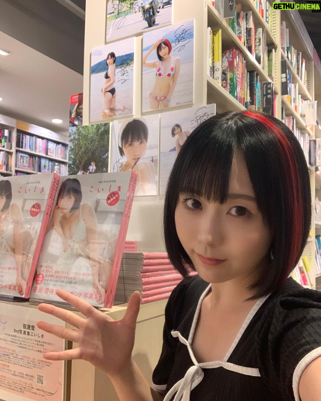 Yuki Yomichi Instagram - 今日は夜道雪2nd写真集こいしき リリースイベントでした! 全国から会いに来てくれて、、 中には私の担当したキャラクターのコスプレをしてきてくれた子まで✨ みんなの写真集を見た時の反応とか、緊張してる姿とかすごく可愛くて癒された一日でした😏 明日はナップス相模原店でイベント! ぜひ会いに来てくださいなー! #写真好きな人と繋がりたい #ポートレート #声優 #youtuber #ファインダー越しの私の世界 #ポートレート女子 #オフショット #バイク女子 #バイク好きな人と繋がりたい #バイク #ライダー #バイク乗りと繋がりたい #車 #車乗りと繋がりたい #車好きな人と繋がりたい #車好き グラビア #グラビアアイドル #グラビア撮影