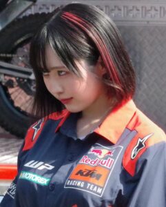 Yuki Yomichi Instagram - 今日は相模湖で #KTM の試乗会でした✨ オレンジ色のカッコいい世界🍊 素晴らしい空間☺️ ご来場頂きありがとうございました😊✨ 皆様に撮っていただいた素晴らしい写真達をアップします #KTM #ktm #ktm試乗会 #ハスクバーナ #ガスガス　#相模湖プレジャーフォレスト #写真好きな人と繋がりたい #ポートレート #声優 #youtuber #ファインダー越しの私の世界 #ポートレート女子 #オフショット #バイク女子 #バイク好きな人と繋がりたい #バイク #ライダー #バイク乗りと繋がりたい #車 #車乗りと繋がりたい #車好きな人と繋がりたい #車好き グラビア　#グラビアアイドル #グラビア撮影