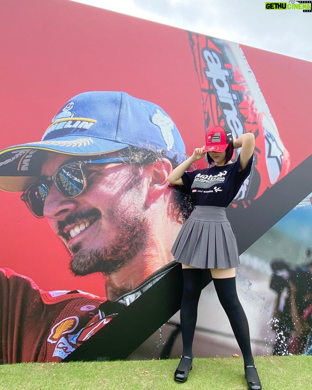 Yuki Yomichi Instagram - #MotoGP 日本グランプリ 3日間場内アナウンス、DJを務めておりました! 大好きなMotoGPと関われる、こんなに有難い事は有りません…! 稚拙な私のアナウンスを聞いてくださった皆様、本当にありがとうございました☺️ 雨で中止は残念だけれど 推しのマルケス選手とバニャイア選手が2人とも表彰入りしたのが嬉しかったし、 来年の日本グランプリがさらに待ち遠しくなりました…✨ 来年は晴れるといいな☀️ 声をかけてくださった皆様もありがとうございました! あと六戦!みんなで応援していこうね! #motogp #日本gp #motogp_jp #ツインリンクもてぎ #モビリティリゾートもてぎ #場内アナウンス #写真好きな人と繋がりたい #ポートレート #声優 #youtuber #ファインダー越しの私の世界 #ポートレート女子 #オフショット #バイク女子 #バイク好きな人と繋がりたい #バイク #ライダー #バイク乗りと繋がりたい #車 #車乗りと繋がりたい #車好きな人と繋がりたい #車好き グラビア #グラビアアイドル #グラビア撮影