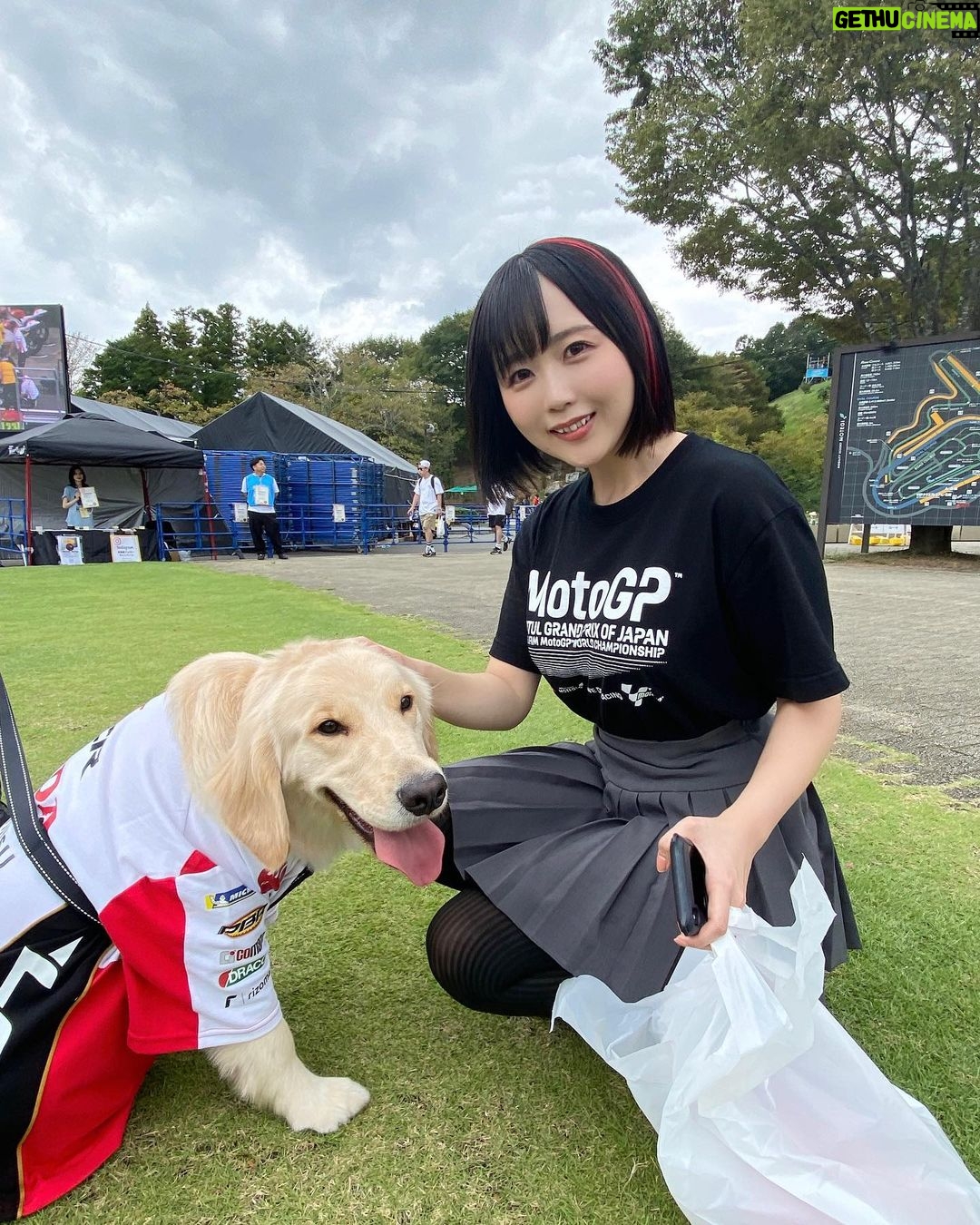 Yuki Yomichi Instagram - #MotoGP 日本グランプリ 3日間場内アナウンス、DJを務めておりました! 大好きなMotoGPと関われる、こんなに有難い事は有りません…! 稚拙な私のアナウンスを聞いてくださった皆様、本当にありがとうございました☺️ 雨で中止は残念だけれど 推しのマルケス選手とバニャイア選手が2人とも表彰入りしたのが嬉しかったし、 来年の日本グランプリがさらに待ち遠しくなりました…✨ 来年は晴れるといいな☀️ 声をかけてくださった皆様もありがとうございました! あと六戦!みんなで応援していこうね! #motogp #日本gp #motogp_jp #ツインリンクもてぎ #モビリティリゾートもてぎ #場内アナウンス #写真好きな人と繋がりたい #ポートレート #声優 #youtuber #ファインダー越しの私の世界 #ポートレート女子 #オフショット #バイク女子 #バイク好きな人と繋がりたい #バイク #ライダー #バイク乗りと繋がりたい #車 #車乗りと繋がりたい #車好きな人と繋がりたい #車好き グラビア #グラビアアイドル #グラビア撮影
