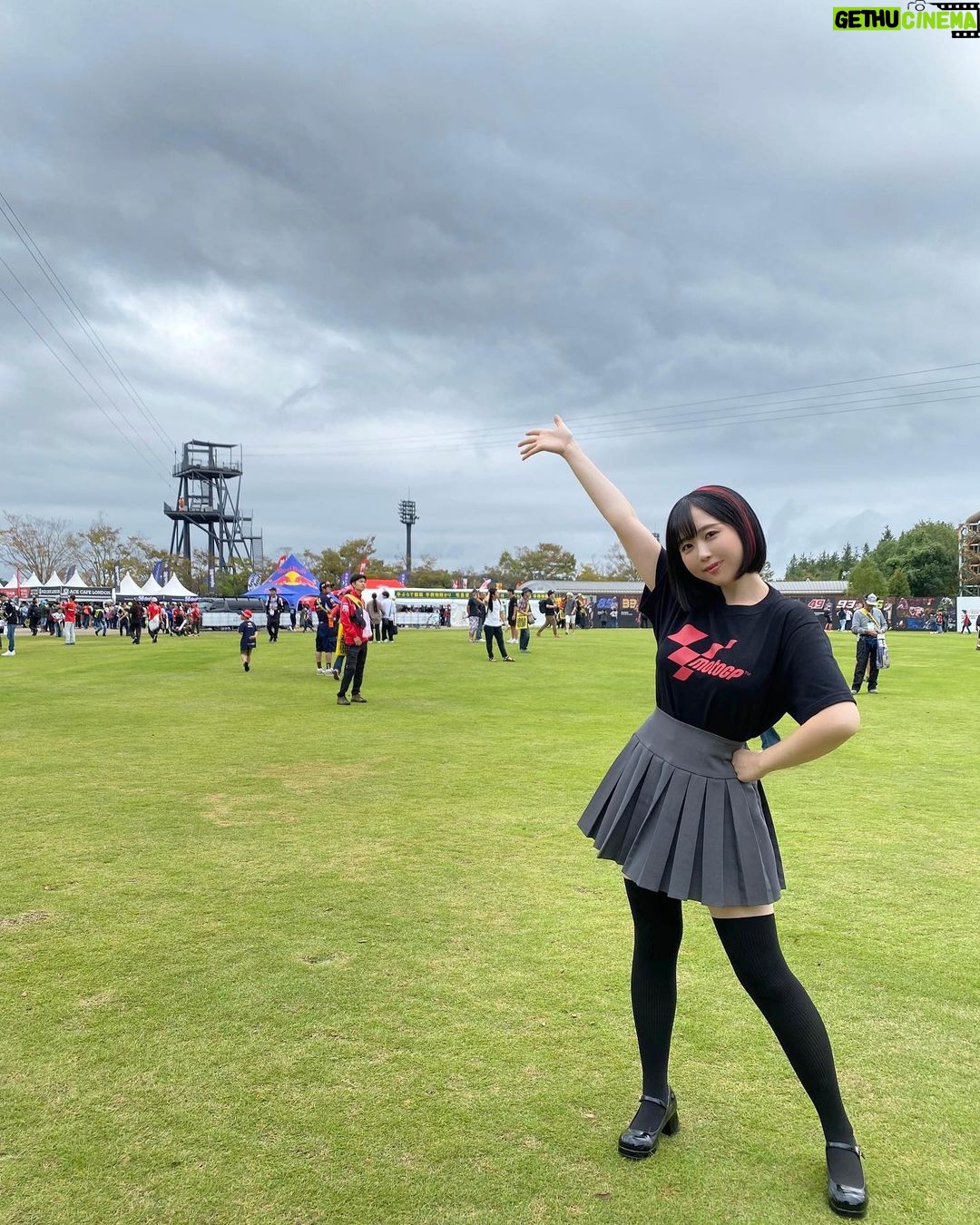 Yuki Yomichi Instagram - #MotoGP 日本グランプリ 3日間場内アナウンス、DJを務めておりました! 大好きなMotoGPと関われる、こんなに有難い事は有りません…! 稚拙な私のアナウンスを聞いてくださった皆様、本当にありがとうございました☺️ 雨で中止は残念だけれど 推しのマルケス選手とバニャイア選手が2人とも表彰入りしたのが嬉しかったし、 来年の日本グランプリがさらに待ち遠しくなりました…✨ 来年は晴れるといいな☀️ 声をかけてくださった皆様もありがとうございました! あと六戦!みんなで応援していこうね! #motogp #日本gp #motogp_jp #ツインリンクもてぎ #モビリティリゾートもてぎ #場内アナウンス #写真好きな人と繋がりたい #ポートレート #声優 #youtuber #ファインダー越しの私の世界 #ポートレート女子 #オフショット #バイク女子 #バイク好きな人と繋がりたい #バイク #ライダー #バイク乗りと繋がりたい #車 #車乗りと繋がりたい #車好きな人と繋がりたい #車好き グラビア #グラビアアイドル #グラビア撮影