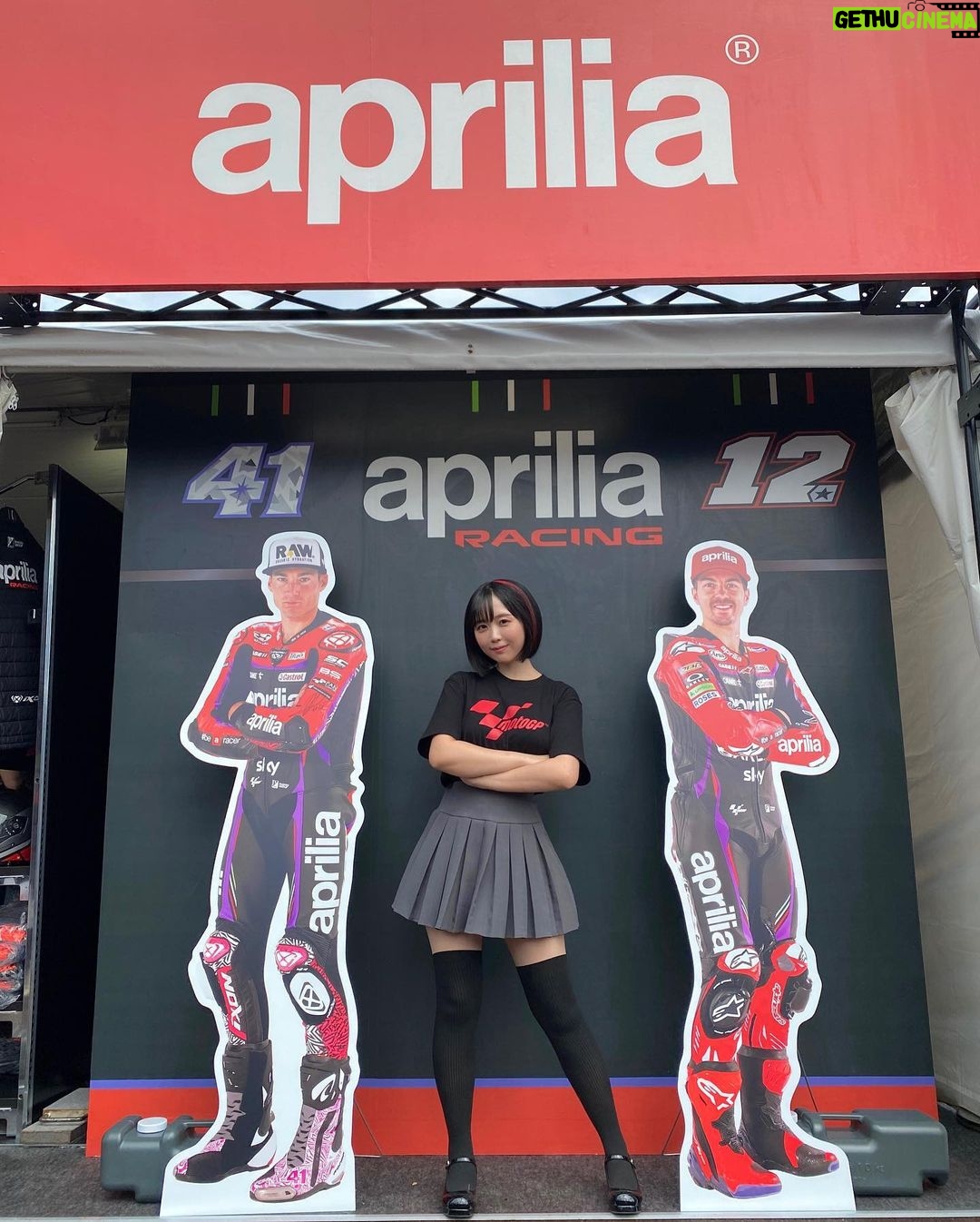Yuki Yomichi Instagram - #MotoGP 日本グランプリ 3日間場内アナウンス、DJを務めておりました! 大好きなMotoGPと関われる、こんなに有難い事は有りません…! 稚拙な私のアナウンスを聞いてくださった皆様、本当にありがとうございました☺️ 雨で中止は残念だけれど 推しのマルケス選手とバニャイア選手が2人とも表彰入りしたのが嬉しかったし、 来年の日本グランプリがさらに待ち遠しくなりました…✨ 来年は晴れるといいな☀️ 声をかけてくださった皆様もありがとうございました! あと六戦!みんなで応援していこうね! #motogp #日本gp #motogp_jp #ツインリンクもてぎ #モビリティリゾートもてぎ #場内アナウンス #写真好きな人と繋がりたい #ポートレート #声優 #youtuber #ファインダー越しの私の世界 #ポートレート女子 #オフショット #バイク女子 #バイク好きな人と繋がりたい #バイク #ライダー #バイク乗りと繋がりたい #車 #車乗りと繋がりたい #車好きな人と繋がりたい #車好き グラビア #グラビアアイドル #グラビア撮影