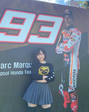 Yuki Yomichi Instagram - 遅くなりましたが…

#MotoGP 日本GP
昨日はプラクティスの初日でした✨

わたくしは Motoステージにて場内ナビゲーターをしておりました！
決勝まで一緒に選手を応援しましょうね！

プラクティスの時点で迫力が凄すぎる！

今日明日の、予選、スプリント、決勝を楽しみましょう☺️

#motogp #motogp2023
#motogp_jp #モビリティリゾートもてぎ #もてぎ #写真好きな人と繋がりたい #ポートレート #声優 #youtuber #ファインダー越しの私の世界 #ポートレート女子 #オフショット  #バイク女子 #バイク好きな人と繋がりたい #バイク #ライダー #バイク乗りと繋がりたい #車 #車乗りと繋がりたい #車好きな人と繋がりたい #車好き グラビア