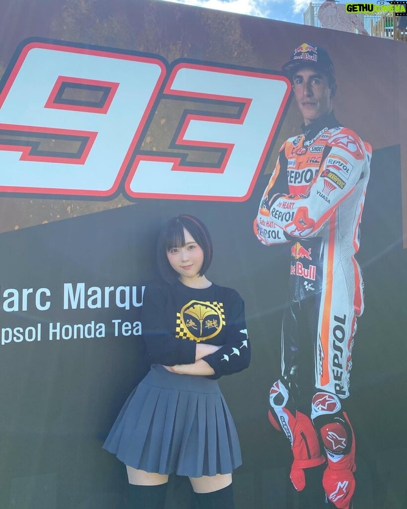 Yuki Yomichi Instagram - 遅くなりましたが… #MotoGP 日本GP 昨日はプラクティスの初日でした✨ わたくしは Motoステージにて場内ナビゲーターをしておりました！ 決勝まで一緒に選手を応援しましょうね！ プラクティスの時点で迫力が凄すぎる！ 今日明日の、予選、スプリント、決勝を楽しみましょう☺️ #motogp #motogp2023 #motogp_jp #モビリティリゾートもてぎ #もてぎ #写真好きな人と繋がりたい #ポートレート #声優 #youtuber #ファインダー越しの私の世界 #ポートレート女子 #オフショット #バイク女子 #バイク好きな人と繋がりたい #バイク #ライダー #バイク乗りと繋がりたい #車 #車乗りと繋がりたい #車好きな人と繋がりたい #車好き グラビア