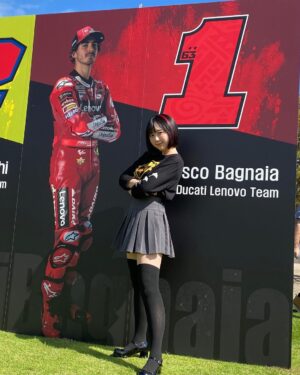 Yuki Yomichi Instagram - 遅くなりましたが…

#MotoGP 日本GP
昨日はプラクティスの初日でした✨

わたくしは Motoステージにて場内ナビゲーターをしておりました！
決勝まで一緒に選手を応援しましょうね！

プラクティスの時点で迫力が凄すぎる！

今日明日の、予選、スプリント、決勝を楽しみましょう☺️

#motogp #motogp2023
#motogp_jp #モビリティリゾートもてぎ #もてぎ #写真好きな人と繋がりたい #ポートレート #声優 #youtuber #ファインダー越しの私の世界 #ポートレート女子 #オフショット  #バイク女子 #バイク好きな人と繋がりたい #バイク #ライダー #バイク乗りと繋がりたい #車 #車乗りと繋がりたい #車好きな人と繋がりたい #車好き グラビア