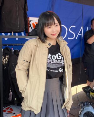 Yuki Yomichi Instagram - 遅くなりましたが…

#MotoGP 日本GP
昨日はプラクティスの初日でした✨

わたくしは Motoステージにて場内ナビゲーターをしておりました！
決勝まで一緒に選手を応援しましょうね！

プラクティスの時点で迫力が凄すぎる！

今日明日の、予選、スプリント、決勝を楽しみましょう☺️

#motogp #motogp2023
#motogp_jp #モビリティリゾートもてぎ #もてぎ #写真好きな人と繋がりたい #ポートレート #声優 #youtuber #ファインダー越しの私の世界 #ポートレート女子 #オフショット  #バイク女子 #バイク好きな人と繋がりたい #バイク #ライダー #バイク乗りと繋がりたい #車 #車乗りと繋がりたい #車好きな人と繋がりたい #車好き グラビア