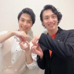 Yusuke Onuki Instagram - 海宝直人コンサート『ATTENTION PLEASE!』 にゲスト出演させて頂きました‼️ 1日だけの2公演。贅沢な時間でした✨ 大尊敬する海宝君、あ、なおくんと一緒に僕のデビューのミュージカル作品、ロミオとジュリエットから、世界の王を歌わせて頂くという幸せ、王家の紋章からは海宝君の歌う『想い儚き』で踊れるという幸せ、そして、いつの日かやってみたい作品『雨に唄えば』からsinging in the rainを歌い踊らせて頂いた幸せ。 あっという間に幸せな時間は過ぎていきました。 また海宝君とも、あ、なおくんとも共演できるように頑張っていきます💪 同い年の1988年ペア、良き友としてこれからもよろしくお願いします🤲✨ #海宝直人 #なおくん #ゆうくん #あてぷり