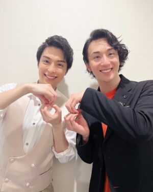 Yusuke Onuki Instagram - 海宝直人コンサート『ATTENTION PLEASE!』
にゲスト出演させて頂きました‼️
1日だけの2公演。贅沢な時間でした✨
大尊敬する海宝君、あ、なおくんと一緒に僕のデビューのミュージカル作品、ロミオとジュリエットから、世界の王を歌わせて頂くという幸せ、王家の紋章からは海宝君の歌う『想い儚き』で踊れるという幸せ、そして、いつの日かやってみたい作品『雨に唄えば』からsinging in the rainを歌い踊らせて頂いた幸せ。
あっという間に幸せな時間は過ぎていきました。
また海宝君とも、あ、なおくんとも共演できるように頑張っていきます💪
同い年の1988年ペア、良き友としてこれからもよろしくお願いします🤲✨

#海宝直人 
#なおくん
#ゆうくん
#あてぷり