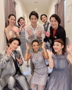 Yusuke Onuki Instagram - 海宝直人コンサート『ATTENTION PLEASE!』
にゲスト出演させて頂きました‼️
1日だけの2公演。贅沢な時間でした✨
大尊敬する海宝君、あ、なおくんと一緒に僕のデビューのミュージカル作品、ロミオとジュリエットから、世界の王を歌わせて頂くという幸せ、王家の紋章からは海宝君の歌う『想い儚き』で踊れるという幸せ、そして、いつの日かやってみたい作品『雨に唄えば』からsinging in the rainを歌い踊らせて頂いた幸せ。
あっという間に幸せな時間は過ぎていきました。
また海宝君とも、あ、なおくんとも共演できるように頑張っていきます💪
同い年の1988年ペア、良き友としてこれからもよろしくお願いします🤲✨

#海宝直人 
#なおくん
#ゆうくん
#あてぷり