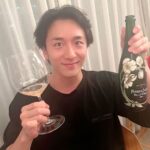 Yusuke Onuki Instagram - 本日35歳になりました。 産んでくれた母に感謝です。 藤木直人さんハリーから頂いた初日祝いと誕生日プレゼントシャンパンを仲間たちと頂きました✨ たくさんの素晴らしい人たちに助けられ、支えられてここまでこれました。 これまで以上に、感謝を忘れず精進していきたいと思います！ これからも応援よろしくお願いします‼️