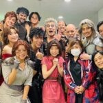 Yusuke Onuki Instagram - ようやく心が落ち着きました。 語りたいことが多すぎて言葉にうまくできるかわかりませんが、とにかく、たくさんの方に支えて頂きました、本当にありがとうございました。 長くなってしまうかもですが、最近感じたことをここに残したく書きます。 福井さんがおっしゃっていたことをふと聞いて、考えていました。 舞台稽古中に客席に座る演出家の石丸さんの横に浅利慶太さんが座っている気がするんです。と。 なんか、無想転生みたいな話だなと。 2000年の歴史をもつ北斗神拳伝承者のケンシロウを演じながら、僕も大貫勇輔として、たくさんの尊敬する先輩や師匠、家族や仲間、応援してくれる人、そういう出会った人たちによって今の僕は形成されています。 だから、何が言いたいかと言うと人は何かしらの伝承者だということ。 それぞれの苦しみや悲しみ、様々な思いを背負い乗り越えて、勇気と愛を持つことで、もしかしたら無想転生のような、奥義、、。人を思う心を手にすることができるのかなと。 このケンシロウという役に出会うことができて、この素晴らしいカンパニー、キャスト、スタッフに出会えたこと、全てが僕の人生の宝物です。 ケンシロウが旅立ったように、これからも僕の旅は続きます。 これからのたくさんの出会いと待ち受ける試練を楽しみに、高みを目指し、日々精進し続けます。 たくさんの愛を込めて。 ありがとうございました。 ©武論尊・原哲夫／コアミックス 1983 版権許諾証GS-111