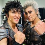 Yusuke Onuki Instagram - ようやく心が落ち着きました。 語りたいことが多すぎて言葉にうまくできるかわかりませんが、とにかく、たくさんの方に支えて頂きました、本当にありがとうございました。 長くなってしまうかもですが、最近感じたことをここに残したく書きます。 福井さんがおっしゃっていたことをふと聞いて、考えていました。 舞台稽古中に客席に座る演出家の石丸さんの横に浅利慶太さんが座っている気がするんです。と。 なんか、無想転生みたいな話だなと。 2000年の歴史をもつ北斗神拳伝承者のケンシロウを演じながら、僕も大貫勇輔として、たくさんの尊敬する先輩や師匠、家族や仲間、応援してくれる人、そういう出会った人たちによって今の僕は形成されています。 だから、何が言いたいかと言うと人は何かしらの伝承者だということ。 それぞれの苦しみや悲しみ、様々な思いを背負い乗り越えて、勇気と愛を持つことで、もしかしたら無想転生のような、奥義、、。人を思う心を手にすることができるのかなと。 このケンシロウという役に出会うことができて、この素晴らしいカンパニー、キャスト、スタッフに出会えたこと、全てが僕の人生の宝物です。 ケンシロウが旅立ったように、これからも僕の旅は続きます。 これからのたくさんの出会いと待ち受ける試練を楽しみに、高みを目指し、日々精進し続けます。 たくさんの愛を込めて。 ありがとうございました。 ©武論尊・原哲夫／コアミックス 1983 版権許諾証GS-111