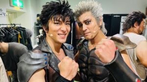 Yusuke Onuki Instagram - ようやく心が落ち着きました。
語りたいことが多すぎて言葉にうまくできるかわかりませんが、とにかく、たくさんの方に支えて頂きました、本当にありがとうございました。

長くなってしまうかもですが、最近感じたことをここに残したく書きます。

福井さんがおっしゃっていたことをふと聞いて、考えていました。
舞台稽古中に客席に座る演出家の石丸さんの横に浅利慶太さんが座っている気がするんです。と。
なんか、無想転生みたいな話だなと。
2000年の歴史をもつ北斗神拳伝承者のケンシロウを演じながら、僕も大貫勇輔として、たくさんの尊敬する先輩や師匠、家族や仲間、応援してくれる人、そういう出会った人たちによって今の僕は形成されています。
だから、何が言いたいかと言うと人は何かしらの伝承者だということ。
それぞれの苦しみや悲しみ、様々な思いを背負い乗り越えて、勇気と愛を持つことで、もしかしたら無想転生のような、奥義、、。人を思う心を手にすることができるのかなと。
このケンシロウという役に出会うことができて、この素晴らしいカンパニー、キャスト、スタッフに出会えたこと、全てが僕の人生の宝物です。
ケンシロウが旅立ったように、これからも僕の旅は続きます。
これからのたくさんの出会いと待ち受ける試練を楽しみに、高みを目指し、日々精進し続けます。
たくさんの愛を込めて。
ありがとうございました。

©武論尊・原哲夫／コアミックス 1983 版権許諾証GS-111