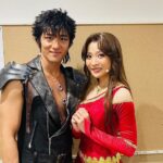 Yusuke Onuki Instagram - ようやく心が落ち着きました。 語りたいことが多すぎて言葉にうまくできるかわかりませんが、とにかく、たくさんの方に支えて頂きました、本当にありがとうございました。 長くなってしまうかもですが、最近感じたことをここに残したく書きます。 福井さんがおっしゃっていたことをふと聞いて、考えていました。 舞台稽古中に客席に座る演出家の石丸さんの横に浅利慶太さんが座っている気がするんです。と。 なんか、無想転生みたいな話だなと。 2000年の歴史をもつ北斗神拳伝承者のケンシロウを演じながら、僕も大貫勇輔として、たくさんの尊敬する先輩や師匠、家族や仲間、応援してくれる人、そういう出会った人たちによって今の僕は形成されています。 だから、何が言いたいかと言うと人は何かしらの伝承者だということ。 それぞれの苦しみや悲しみ、様々な思いを背負い乗り越えて、勇気と愛を持つことで、もしかしたら無想転生のような、奥義、、。人を思う心を手にすることができるのかなと。 このケンシロウという役に出会うことができて、この素晴らしいカンパニー、キャスト、スタッフに出会えたこと、全てが僕の人生の宝物です。 ケンシロウが旅立ったように、これからも僕の旅は続きます。 これからのたくさんの出会いと待ち受ける試練を楽しみに、高みを目指し、日々精進し続けます。 たくさんの愛を込めて。 ありがとうございました。 ©武論尊・原哲夫／コアミックス 1983 版権許諾証GS-111