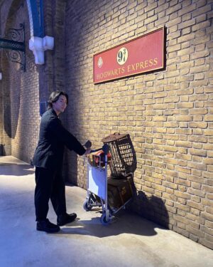 Yusuke Onuki Instagram - 「ワーナー ブラザース スタジオツアー東京‐メイキング・オブ・ハリー・ポッター」
行ってきました✨
ハリーポッターファンにはたまらん場所でした❤️
夢の9と4/3番線🛤感動でしたー🥹それに大広間も大感動でした‼️写真ないけど💦笑

#ハリーポッター
#ハリーポッタースタジオツアー