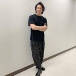 Yusuke Onuki Instagram – 自分らしくアクティブな毎日を続けたい男たちを応援する、ヘアケアブランド「ブラックウルフ」
(@blackwolf_taisho） のアンバサダーに就任しました！
舞台ではカツラを着用することが多くて、頭が蒸れがちなんですが、このシャンプーとトリートメントを使っているとシトラスの良い香りもですが、頭皮のスッキリ感がすごいんです！
「ポジティブに前向きに楽しんで」
が僕のポリシーなんですが、心も体も、髪の毛も！健康であることが大切だと思うんです！
だから、これを使い続けます！
皆様も是非、試してみてください！

#PR #ブラックウルフ #blackwolf #うわさの黒いシャンプー#大正製薬
#シャンプー #ヘアケア

自分本来の頭皮の活力*に着目して生まれた「ブラックウルフ」は、
独自処方によって今ある黒髪をケア。
黒髪にハリ・コシを与え、立ち上がる強さとボリューム感を与えてくれる。
人の印象を大きく左右する頭髪ケアを通して、いつまでもアクティブでいたい男たちを応援する。

*毎日のお手入れによるもの