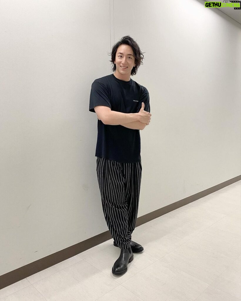 Yusuke Onuki Instagram - 自分らしくアクティブな毎日を続けたい男たちを応援する、ヘアケアブランド「ブラックウルフ」 (@blackwolf_taisho） のアンバサダーに就任しました！ 舞台ではカツラを着用することが多くて、頭が蒸れがちなんですが、このシャンプーとトリートメントを使っているとシトラスの良い香りもですが、頭皮のスッキリ感がすごいんです！ 「ポジティブに前向きに楽しんで」 が僕のポリシーなんですが、心も体も、髪の毛も！健康であることが大切だと思うんです！ だから、これを使い続けます！ 皆様も是非、試してみてください！ #PR #ブラックウルフ #blackwolf #うわさの黒いシャンプー#大正製薬 #シャンプー #ヘアケア 自分本来の頭皮の活力*に着目して生まれた「ブラックウルフ」は、 独自処方によって今ある黒髪をケア。 黒髪にハリ・コシを与え、立ち上がる強さとボリューム感を与えてくれる。 人の印象を大きく左右する頭髪ケアを通して、いつまでもアクティブでいたい男たちを応援する。 *毎日のお手入れによるもの