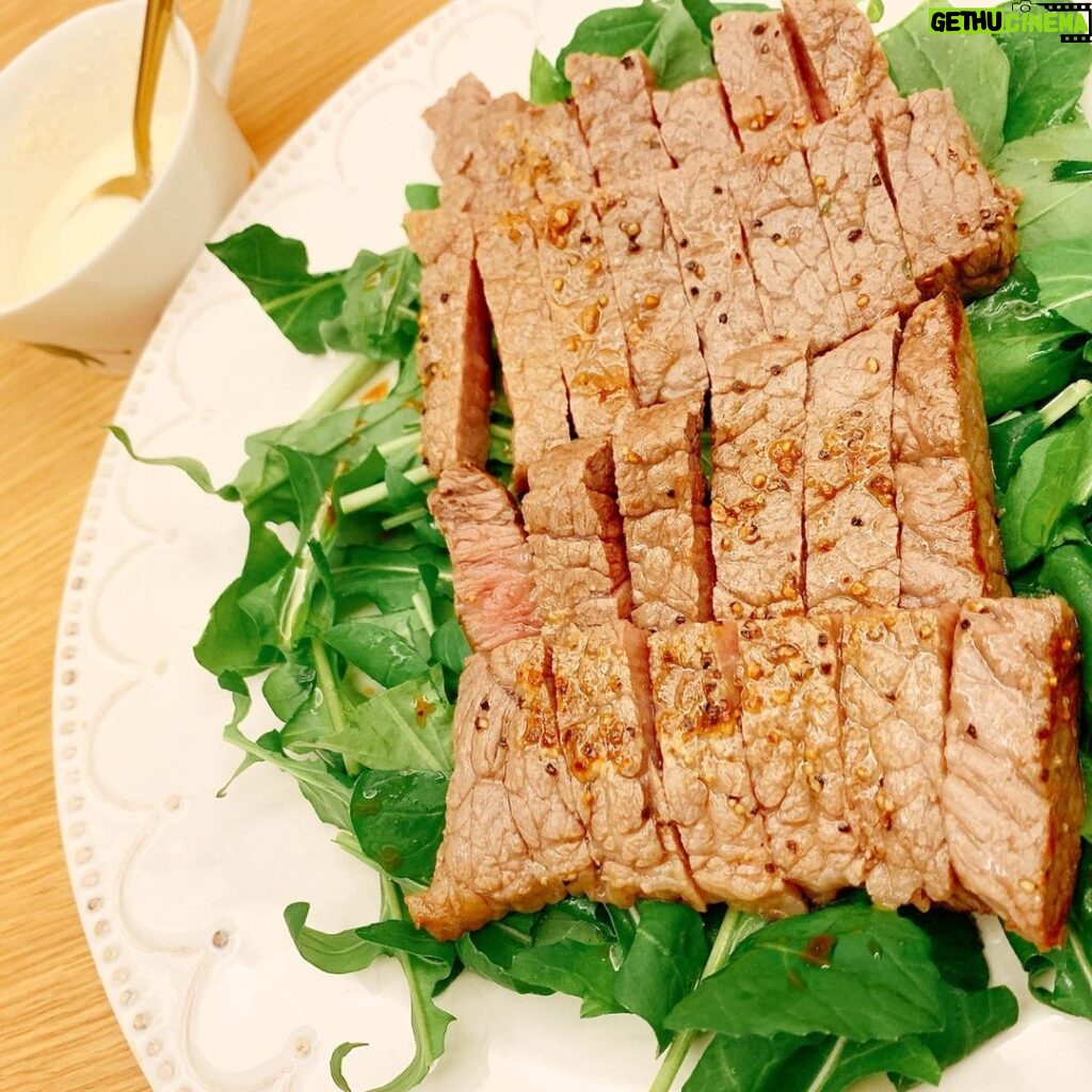 Yusuke Onuki Instagram - 最近の料理たち。 1枚目はシンプルにザブトンという牛肉の部位を焼いて、ルッコラを下にひいて、ソースはパルミジャーノチーズの粉チーズとマヨネーズと白だしと白ワインのソース！このソースオススメ✨ 2枚目はマッシュルームとラディッシュとベビーリーフのサラダ🥗これも同じソースかけました！そして、これまた最近ハマってる赤胡椒！アクセントになって良いんです☺️ 良かったら、真似してね❤️ どちらもワインに合います🍷❤️ #トランチブル　終わりの晩御飯 1枚目はソワレ終わりに作ったよ。喉のために1人でペロリよ。