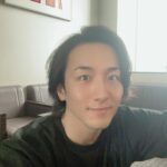 Yusuke Onuki Instagram - 黒いシャンプー「ブラックウルフ」✨ 先日毛髪診断士さんの話を聞く機会があり、 頭皮ケアの大切さを改めて認識しました！ 今はブラックウルフで毎日髪と頭皮をWでケア。 紫外線による髪のダメージや乾燥をケアしてくれるこだわりの保湿成分も配合されていて爽やかな清涼感と、シトラスアロマの香りで匂いもすごく好きです❤️ 舞台終演後、これ使ってスッキリしてます♪ . @blackwolf taisho . #BLACKWOLF #ブラックウルフ #うわさの黒いジャンプー #毛髪診断 #大正製薬 #シャンプー #ヘアケア #メンズヘアケア #未来は俺が作る #今からやるんだよ #PRㅤㅤ