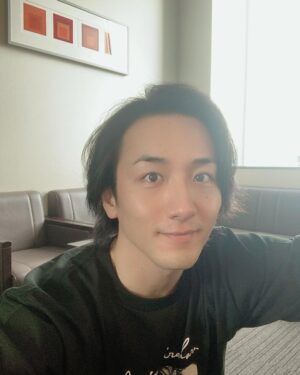 Yusuke Onuki Instagram - 黒いシャンプー「ブラックウルフ」✨

先日毛髪診断士さんの話を聞く機会があり、
頭皮ケアの大切さを改めて認識しました！

今はブラックウルフで毎日髪と頭皮をWでケア。
紫外線による髪のダメージや乾燥をケアしてくれるこだわりの保湿成分も配合されていて爽やかな清涼感と、シトラスアロマの香りで匂いもすごく好きです❤️

舞台終演後、これ使ってスッキリしてます♪
.

@blackwolf taisho
.
#BLACKWOLF #ブラックウルフ #うわさの黒いジャンプー #毛髪診断 #大正製薬 
#シャンプー #ヘアケア #メンズヘアケア #未来は俺が作る #今からやるんだよ 
#PRㅤㅤ