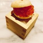 Yusuke Onuki Instagram - 昨夜は夢のような時間を過ごさせて頂きました✨ 六本木ヒルズの大屋根広場特設会場（ロブション前）にて、シャンパンのKRUGのイベントに参加させて頂きました。 なんと、シャンパンと映像と音楽のペアリング⁉️🍾😍 人生で初めての経験でした。五感全てでシャンパンを味わい尽くす至福の時間。 今日から五日間、イベントをしているのでお近くに行かれた時は是非、立ち寄ってみてください‼️ そしてそして、イベントのあとはずっと行きたかったスガラボの須賀シェフのまた別のお店『S』にて3種類のKRUGと素晴らし過ぎる料理のペアリング✨ お料理は全て載せたいのですが、載せきれないので特に美味しかったものたちを。というか、全部美味しかったですが。笑 新いくらの最中 秋田 ファーム富山の枝豆を使ったファラフェル 多田さんの24ヶ月熱成ペルシュウを揚げたてトルタフリッタにのせて オマールブルーと小藤のラヴィオリ 金木犀の香りを纏って シャンパンはやはり揚げ物が合うようで、雷が体に落ちるような感動とため息の連続でした。 そして、尊敬する真矢みきさんともお会いできて、写真撮って頂きました❤️ 幸せと驚きと感動をありがとうございました✨ #AD #KRUG #クリュッグ　#KrugGrandecuvee171Edition #KrugRose27Edition #drinkresponsibly 六本木ヒルズ - Roppongi Hills