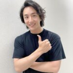 Yusuke Onuki Instagram – 自分らしくアクティブな毎日を続けたい男たちを応援する、ヘアケアブランド「ブラックウルフ」
(@blackwolf_taisho） のアンバサダーに就任しました！
舞台ではカツラを着用することが多くて、頭が蒸れがちなんですが、このシャンプーとトリートメントを使っているとシトラスの良い香りもですが、頭皮のスッキリ感がすごいんです！
「ポジティブに前向きに楽しんで」
が僕のポリシーなんですが、心も体も、髪の毛も！健康であることが大切だと思うんです！
だから、これを使い続けます！
皆様も是非、試してみてください！

#PR #ブラックウルフ #blackwolf #うわさの黒いシャンプー#大正製薬
#シャンプー #ヘアケア

自分本来の頭皮の活力*に着目して生まれた「ブラックウルフ」は、
独自処方によって今ある黒髪をケア。
黒髪にハリ・コシを与え、立ち上がる強さとボリューム感を与えてくれる。
人の印象を大きく左右する頭髪ケアを通して、いつまでもアクティブでいたい男たちを応援する。

*毎日のお手入れによるもの