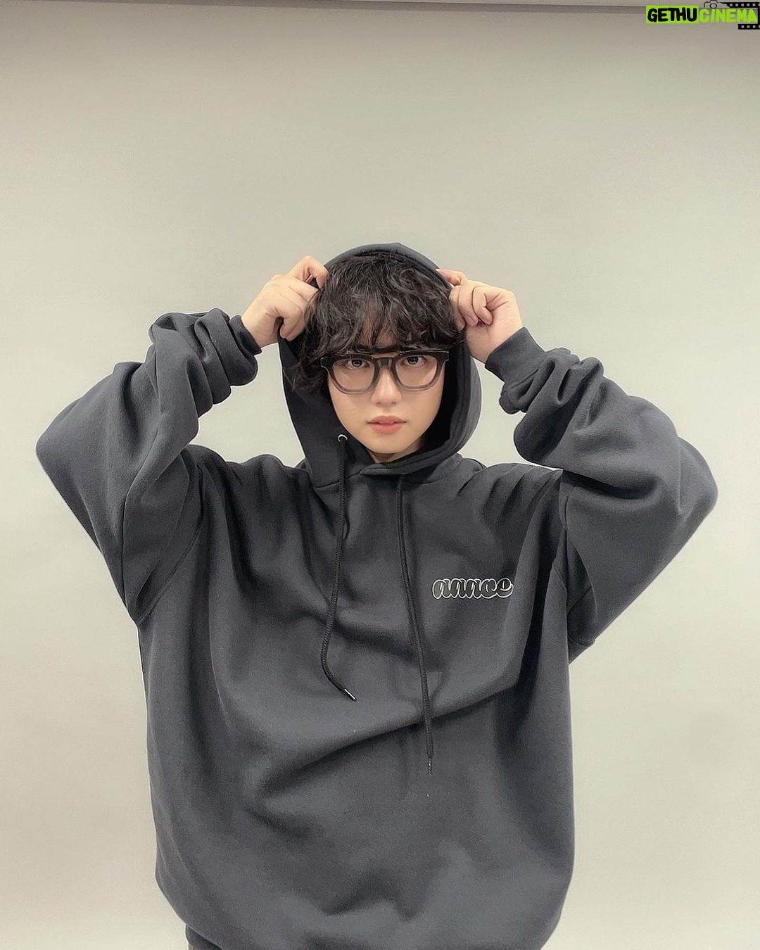 Yutaro Instagram - この度!フリークスストアさんとコラボで秋服を作らせて頂きました! ゆうたろうらしいビッグサイズのアイテムから、どんな方でも着やすいアイテムまで沢山のアイテムを作らせて貰いました!全身コーディネートも出来るようになってるので是非この秋冬で沢山着て欲しいです!めちゃくちゃ可愛くない…? 10月6日の19:00〜 実際に着用して質問答えたりするインスタライブもやる予定なので是非気軽に見に来てね〜コメント待ってます🐶💭