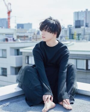 Yutaro Instagram - きちんと現実と向き合って、自分の人生をしっかり歩みたいな、生きたいなって思って少しだけ、ほんの少しだけSNSと離れ離れな生活を送ってました。

掃除したり、美術館行ったり、お花見に行ったり、友達とお泊まりしたり、久しぶりに自炊したり、映画観たり何も考えない時間作ったり。たまにはひとりでお酒飲んだり、推しグッズ袋いっぱい買ったり。

魅せたい自分と見られたくない自分。

SNSやっててこの時代に生きてる人はみんなあると思う。僕もこの仕事してたらめちゃくちゃあって。見栄の為に写真撮って、評価されたくて載せて。日々SNSの世界で魅せたい自分を作り上げてる。

じゃなくて自分自身を満たす為にしなきゃいけない事が他に沢山あるんじゃないのかなって。

便利なツールだけどある意味怖いよね、知らない所で勝手に救われて、そして簡単に殺せる。そんな身近で、どうしようにも出来ちゃうものを僕達は日々手にしていて、扱ってる。ひとりの発信者として責任感をもう一度見つめ直さなきゃならないね、大袈裟かもだけど。

さ！ここからは切り替えて！明日12時~20時で久しぶりのサントニブンノイチ大阪店出勤です。現実をしっかりと踏み締めて、来てくれるみんなとの楽しいひと時にしたいなって思ってます。今回もお洋服を一緒に選ぶ時間はないんだけど、お土産も持って来たからお買い物してくれた順に渡しちゃうね〜

なんだか長くなっちゃってごめんね。
これからもみんな変わらずよろしくねラブ〜☺️🫶🏻