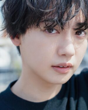 Yutaro Instagram - きちんと現実と向き合って、自分の人生をしっかり歩みたいな、生きたいなって思って少しだけ、ほんの少しだけSNSと離れ離れな生活を送ってました。

掃除したり、美術館行ったり、お花見に行ったり、友達とお泊まりしたり、久しぶりに自炊したり、映画観たり何も考えない時間作ったり。たまにはひとりでお酒飲んだり、推しグッズ袋いっぱい買ったり。

魅せたい自分と見られたくない自分。

SNSやっててこの時代に生きてる人はみんなあると思う。僕もこの仕事してたらめちゃくちゃあって。見栄の為に写真撮って、評価されたくて載せて。日々SNSの世界で魅せたい自分を作り上げてる。

じゃなくて自分自身を満たす為にしなきゃいけない事が他に沢山あるんじゃないのかなって。

便利なツールだけどある意味怖いよね、知らない所で勝手に救われて、そして簡単に殺せる。そんな身近で、どうしようにも出来ちゃうものを僕達は日々手にしていて、扱ってる。ひとりの発信者として責任感をもう一度見つめ直さなきゃならないね、大袈裟かもだけど。

さ！ここからは切り替えて！明日12時~20時で久しぶりのサントニブンノイチ大阪店出勤です。現実をしっかりと踏み締めて、来てくれるみんなとの楽しいひと時にしたいなって思ってます。今回もお洋服を一緒に選ぶ時間はないんだけど、お土産も持って来たからお買い物してくれた順に渡しちゃうね〜

なんだか長くなっちゃってごめんね。
これからもみんな変わらずよろしくねラブ〜☺️🫶🏻