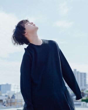 Yutaro Instagram - きちんと現実と向き合って、自分の人生をしっかり歩みたいな、生きたいなって思って少しだけ、ほんの少しだけSNSと離れ離れな生活を送ってました。

掃除したり、美術館行ったり、お花見に行ったり、友達とお泊まりしたり、久しぶりに自炊したり、映画観たり何も考えない時間作ったり。たまにはひとりでお酒飲んだり、推しグッズ袋いっぱい買ったり。

魅せたい自分と見られたくない自分。

SNSやっててこの時代に生きてる人はみんなあると思う。僕もこの仕事してたらめちゃくちゃあって。見栄の為に写真撮って、評価されたくて載せて。日々SNSの世界で魅せたい自分を作り上げてる。

じゃなくて自分自身を満たす為にしなきゃいけない事が他に沢山あるんじゃないのかなって。

便利なツールだけどある意味怖いよね、知らない所で勝手に救われて、そして簡単に殺せる。そんな身近で、どうしようにも出来ちゃうものを僕達は日々手にしていて、扱ってる。ひとりの発信者として責任感をもう一度見つめ直さなきゃならないね、大袈裟かもだけど。

さ！ここからは切り替えて！明日12時~20時で久しぶりのサントニブンノイチ大阪店出勤です。現実をしっかりと踏み締めて、来てくれるみんなとの楽しいひと時にしたいなって思ってます。今回もお洋服を一緒に選ぶ時間はないんだけど、お土産も持って来たからお買い物してくれた順に渡しちゃうね〜

なんだか長くなっちゃってごめんね。
これからもみんな変わらずよろしくねラブ〜☺️🫶🏻