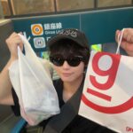 Yutaro Instagram - きちんと現実と向き合って、自分の人生をしっかり歩みたいな、生きたいなって思って少しだけ、ほんの少しだけSNSと離れ離れな生活を送ってました。 掃除したり、美術館行ったり、お花見に行ったり、友達とお泊まりしたり、久しぶりに自炊したり、映画観たり何も考えない時間作ったり。たまにはひとりでお酒飲んだり、推しグッズ袋いっぱい買ったり。 魅せたい自分と見られたくない自分。 SNSやっててこの時代に生きてる人はみんなあると思う。僕もこの仕事してたらめちゃくちゃあって。見栄の為に写真撮って、評価されたくて載せて。日々SNSの世界で魅せたい自分を作り上げてる。 じゃなくて自分自身を満たす為にしなきゃいけない事が他に沢山あるんじゃないのかなって。 便利なツールだけどある意味怖いよね、知らない所で勝手に救われて、そして簡単に殺せる。そんな身近で、どうしようにも出来ちゃうものを僕達は日々手にしていて、扱ってる。ひとりの発信者として責任感をもう一度見つめ直さなきゃならないね、大袈裟かもだけど。 さ！ここからは切り替えて！明日12時~20時で久しぶりのサントニブンノイチ大阪店出勤です。現実をしっかりと踏み締めて、来てくれるみんなとの楽しいひと時にしたいなって思ってます。今回もお洋服を一緒に選ぶ時間はないんだけど、お土産も持って来たからお買い物してくれた順に渡しちゃうね〜 なんだか長くなっちゃってごめんね。 これからもみんな変わらずよろしくねラブ〜☺️🫶🏻