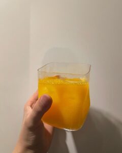 Yutaro Instagram - きちんと現実と向き合って、自分の人生をしっかり歩みたいな、生きたいなって思って少しだけ、ほんの少しだけSNSと離れ離れな生活を送ってました。 掃除したり、美術館行ったり、お花見に行ったり、友達とお泊まりしたり、久しぶりに自炊したり、映画観たり何も考えない時間作ったり。たまにはひとりでお酒飲んだり、推しグッズ袋いっぱい買ったり。 魅せたい自分と見られたくない自分。 SNSやっててこの時代に生きてる人はみんなあると思う。僕もこの仕事してたらめちゃくちゃあって。見栄の為に写真撮って、評価されたくて載せて。日々SNSの世界で魅せたい自分を作り上げてる。 じゃなくて自分自身を満たす為にしなきゃいけない事が他に沢山あるんじゃないのかなって。 便利なツールだけどある意味怖いよね、知らない所で勝手に救われて、そして簡単に殺せる。そんな身近で、どうしようにも出来ちゃうものを僕達は日々手にしていて、扱ってる。ひとりの発信者として責任感をもう一度見つめ直さなきゃならないね、大袈裟かもだけど。 さ！ここからは切り替えて！明日12時~20時で久しぶりのサントニブンノイチ大阪店出勤です。現実をしっかりと踏み締めて、来てくれるみんなとの楽しいひと時にしたいなって思ってます。今回もお洋服を一緒に選ぶ時間はないんだけど、お土産も持って来たからお買い物してくれた順に渡しちゃうね〜 なんだか長くなっちゃってごめんね。 これからもみんな変わらずよろしくねラブ〜☺️🫶🏻