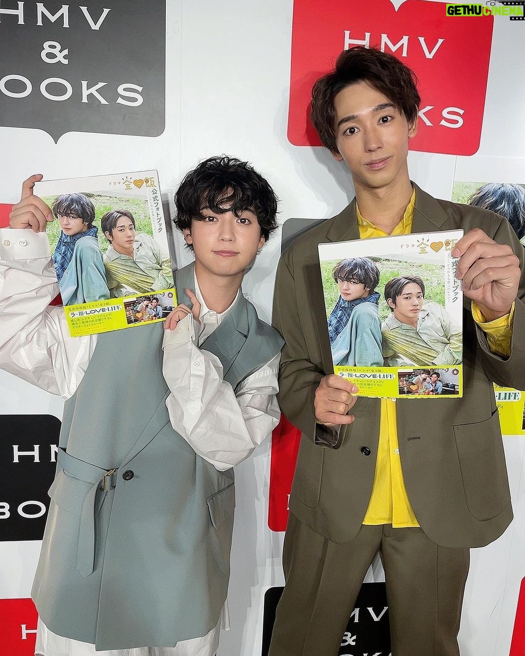 Yutaro Instagram - ドラマ『全ラ飯』 ファンブックお渡し会来てくれた皆様ありがとうございました☺️!!! ドラマが絶賛オンエアしてる最中でこの本を皆様の元にお届けする事が出来てとても嬉しく思います。ひとりひとりとゆっくりお話しする時間も設けて貰って、ついつい僕達も笑顔が溢れる優しい言葉を沢山貰って、日本全国からだけじゃなく韓国、中国の方も足を運んでくれて。色んな場所で愛されている作品なのだなぁと改めて感じました。撮影中はタイトなスケジュールで慣れない料理シーンも多々あったけど、早起きして現場に行くのが毎日楽しみで、キャストスタッフに会えるのが嬉しくて。早く終わった日は何だか寂しくて。思い返せば愛おしい時間で溢れてました。 この本にも沢山の愛が詰まってるので見ている中でも、見終わった後でも楽しめる一冊になっていると自信を持って言えます。写真、インタビュー、そして本編に出てくるレシピ共に盛りに盛り沢山なので是非何度でも見返して貰える本になりますように。 来週、本編もいよいよ最終回。 颯太と真尋はどういう結末を迎えるのか、 どうぞお見逃しなく。 三木真尋役 ゆうたろう stylist @knt11st hair make @ryo1911
