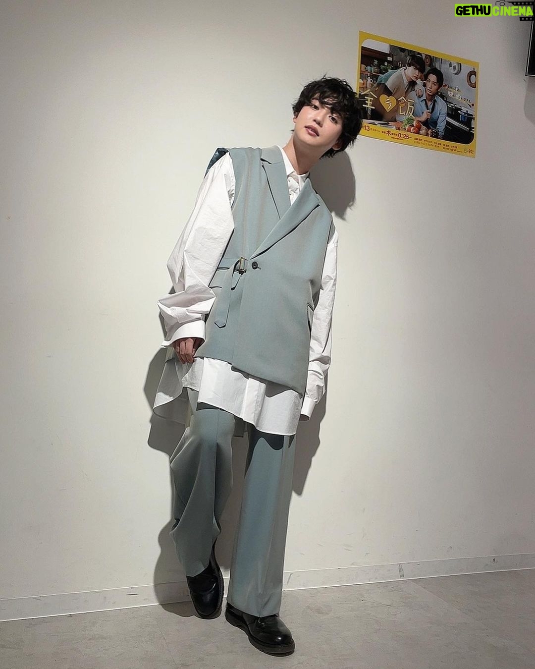 Yutaro Instagram - ドラマ『全ラ飯』 ファンブックお渡し会来てくれた皆様ありがとうございました☺️!!! ドラマが絶賛オンエアしてる最中でこの本を皆様の元にお届けする事が出来てとても嬉しく思います。ひとりひとりとゆっくりお話しする時間も設けて貰って、ついつい僕達も笑顔が溢れる優しい言葉を沢山貰って、日本全国からだけじゃなく韓国、中国の方も足を運んでくれて。色んな場所で愛されている作品なのだなぁと改めて感じました。撮影中はタイトなスケジュールで慣れない料理シーンも多々あったけど、早起きして現場に行くのが毎日楽しみで、キャストスタッフに会えるのが嬉しくて。早く終わった日は何だか寂しくて。思い返せば愛おしい時間で溢れてました。 この本にも沢山の愛が詰まってるので見ている中でも、見終わった後でも楽しめる一冊になっていると自信を持って言えます。写真、インタビュー、そして本編に出てくるレシピ共に盛りに盛り沢山なので是非何度でも見返して貰える本になりますように。 来週、本編もいよいよ最終回。 颯太と真尋はどういう結末を迎えるのか、 どうぞお見逃しなく。 三木真尋役 ゆうたろう stylist @knt11st hair make @ryo1911