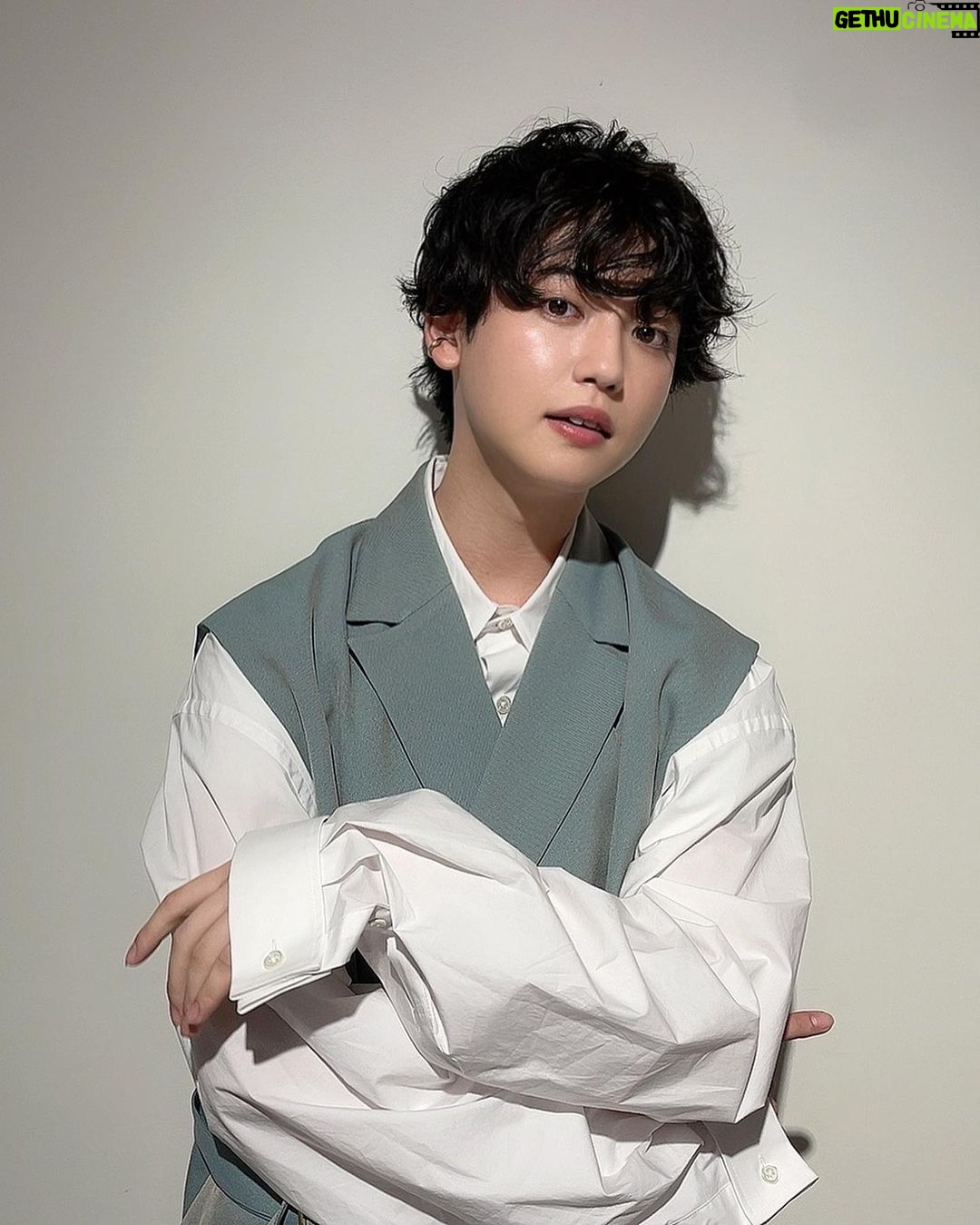 Yutaro Instagram - ドラマ『全ラ飯』 ファンブックお渡し会来てくれた皆様ありがとうございました☺️!!! ドラマが絶賛オンエアしてる最中でこの本を皆様の元にお届けする事が出来てとても嬉しく思います。ひとりひとりとゆっくりお話しする時間も設けて貰って、ついつい僕達も笑顔が溢れる優しい言葉を沢山貰って、日本全国からだけじゃなく韓国、中国の方も足を運んでくれて。色んな場所で愛されている作品なのだなぁと改めて感じました。撮影中はタイトなスケジュールで慣れない料理シーンも多々あったけど、早起きして現場に行くのが毎日楽しみで、キャストスタッフに会えるのが嬉しくて。早く終わった日は何だか寂しくて。思い返せば愛おしい時間で溢れてました。 この本にも沢山の愛が詰まってるので見ている中でも、見終わった後でも楽しめる一冊になっていると自信を持って言えます。写真、インタビュー、そして本編に出てくるレシピ共に盛りに盛り沢山なので是非何度でも見返して貰える本になりますように。 来週、本編もいよいよ最終回。 颯太と真尋はどういう結末を迎えるのか、 どうぞお見逃しなく。 三木真尋役 ゆうたろう stylist @knt11st hair make @ryo1911