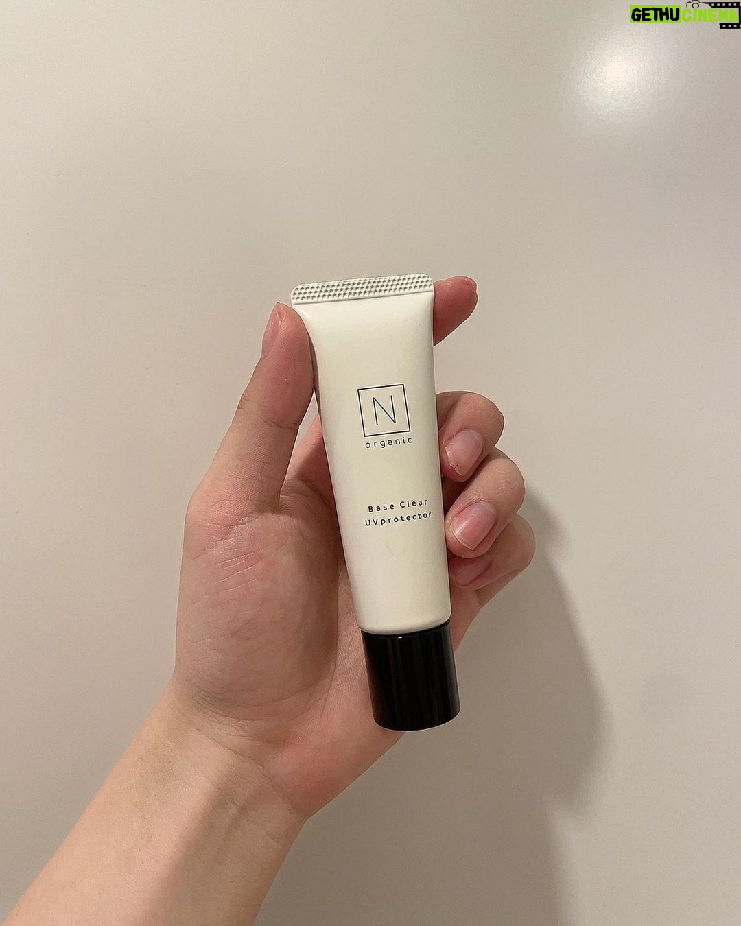 Yutaro Instagram - 僕も大好きで普段から使っていたN organicから新発売したUVプロテクターを実際に何週間か使ってみた、の巻。 手に乗せると少し硬めなテクスチャーなんだけど肌に広げた瞬間すーっと馴染んでくれる。ベタつかないからいろんなファンデーションとの相性も良かったし、これからの季節のベースメイクにぴったり。SPF値もSPF50+/PA++++と最高値で、保湿もしっかりできて使えるアイテム🥹🫶🏻 #Norganic #Nオーガニック #ビタミンCセラムUV #日焼け止め #supportedbynorganic
